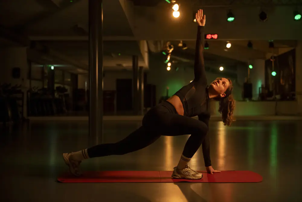 Een groepsles in de sportzaal van Fitness Zuiver bij avond