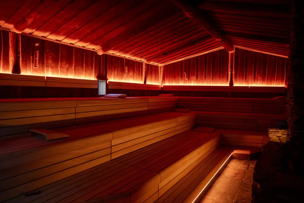 Een sauna van Zuiver met houten banken en rood licht
