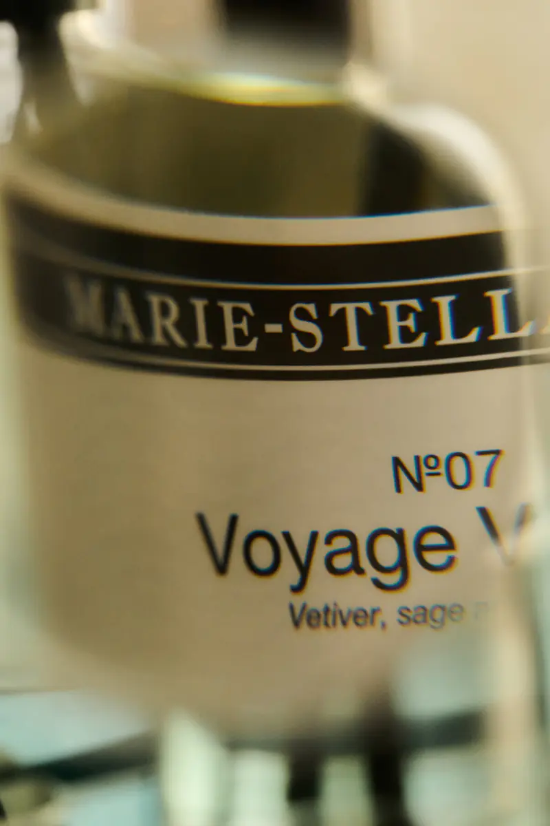 Close-up van het etiket op een glazen parfumflacon van Marie-Stella-Maris
