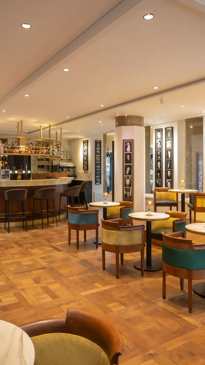 Bar Americain met fauteuils, lage tafels en een lange bar