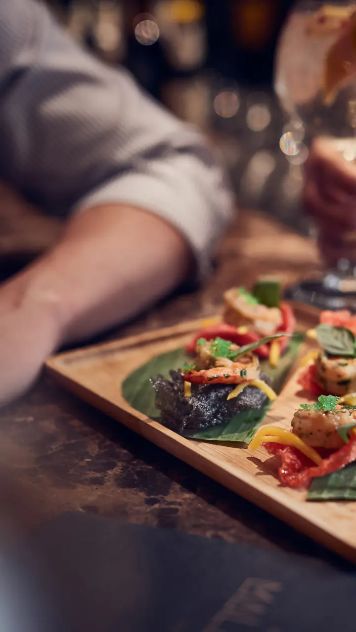 Een gerecht van Café Jakarta wordt opgediend op een houten tafel