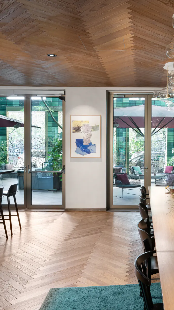 De lange gemeenschappelijke tafel in de lobby van Hyatt Regency