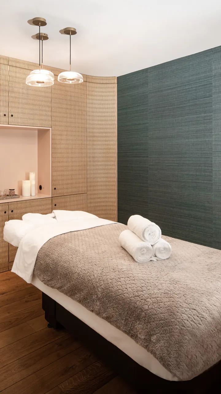 Behandelkamer van Essence Spa met een massagetafel