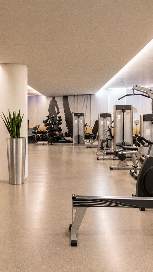 Het fitnesscentrum van DoubleTree met een rij loopbanden, krachttoestellen en een roeimachine in een lichte ruimte