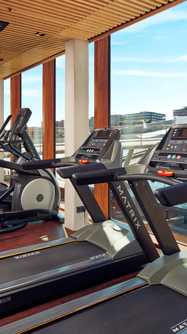 De gym van Hotel Jakarta met loopbanden voor grote ramen