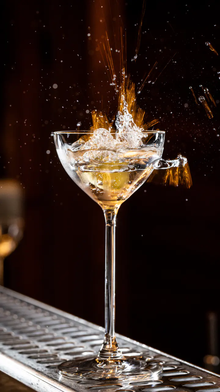 Een cocktail wordt ingeschonken in een coupe in de Lobby Bar van Hotel Okura