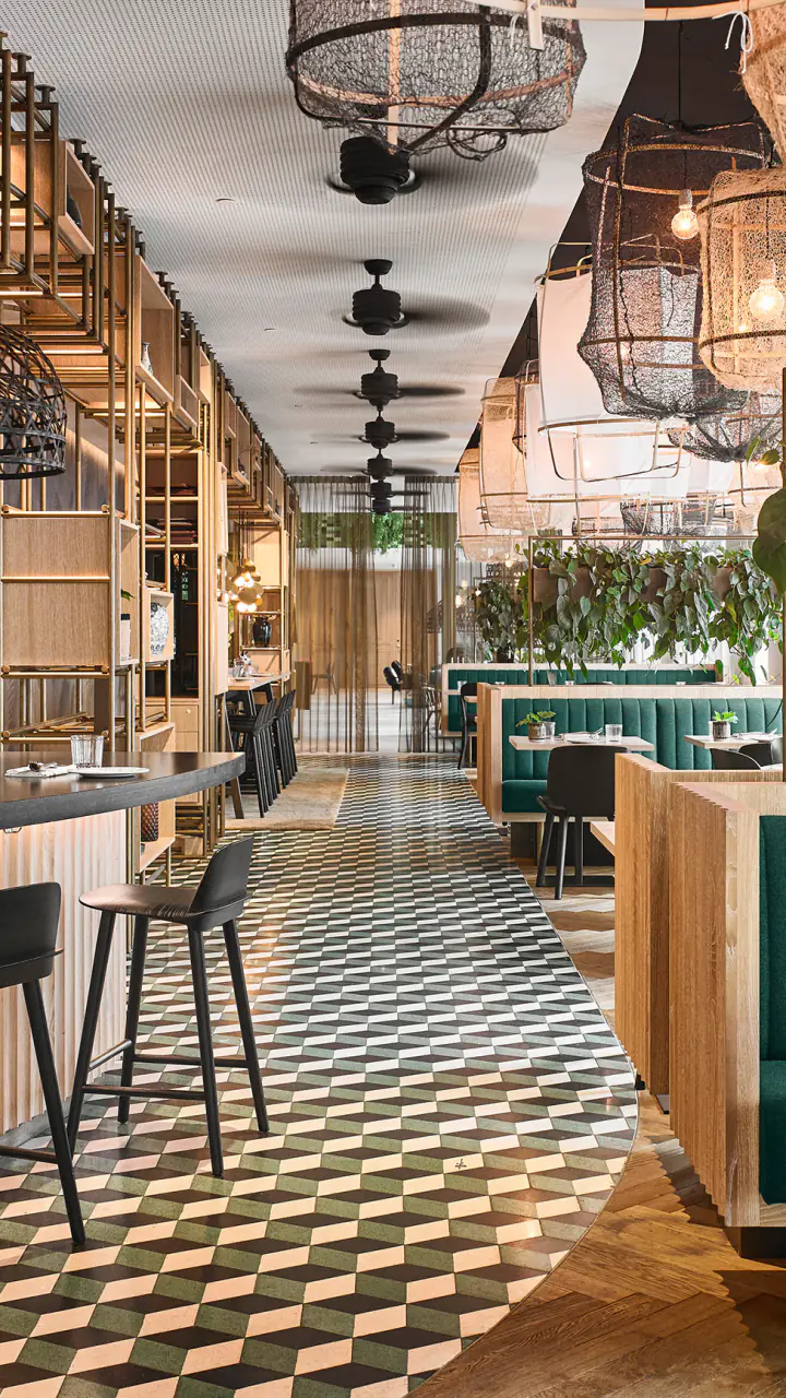 Mama Makan met een lange bar, groene banken en planten