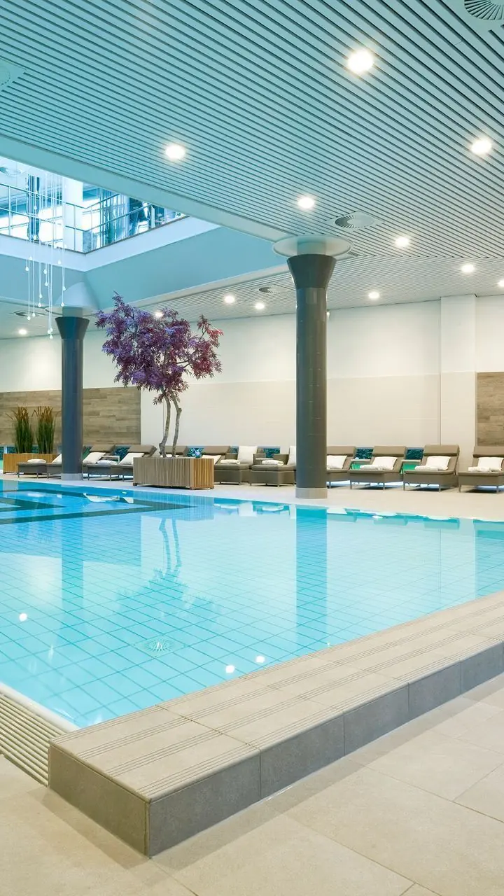 Het binnenzwembad van Nagomi Gym & Wellness onder een lichte koepel