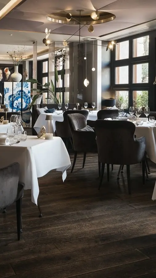 Restaurant Bridges met gedekte tafels met wit linnen en grote ramen