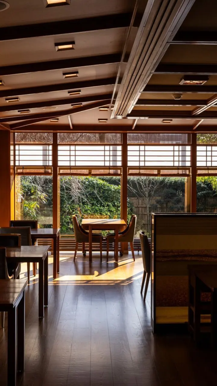 Yamazato met een houten plafond, tafels bij de ramen en uitzicht op het groen